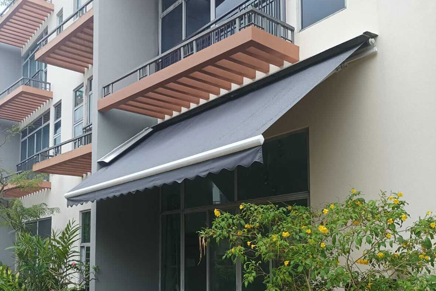 Retractable awning 2